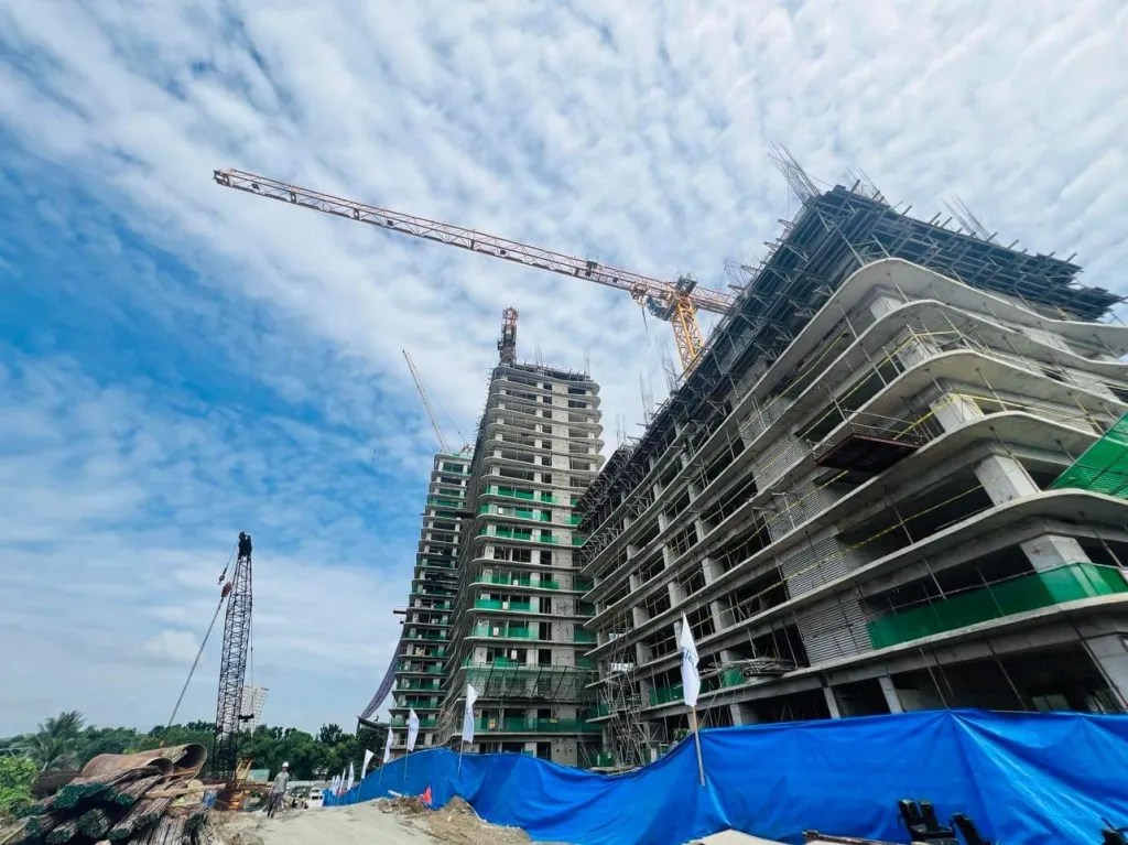 Aeon Bleu towers under construction
